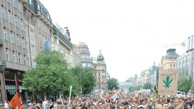 Během průchodu Prahou se dav rozrostl na dva tisíce