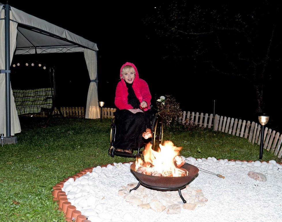 Marika Gombitová na zahrádce kamarádčiny chaty.