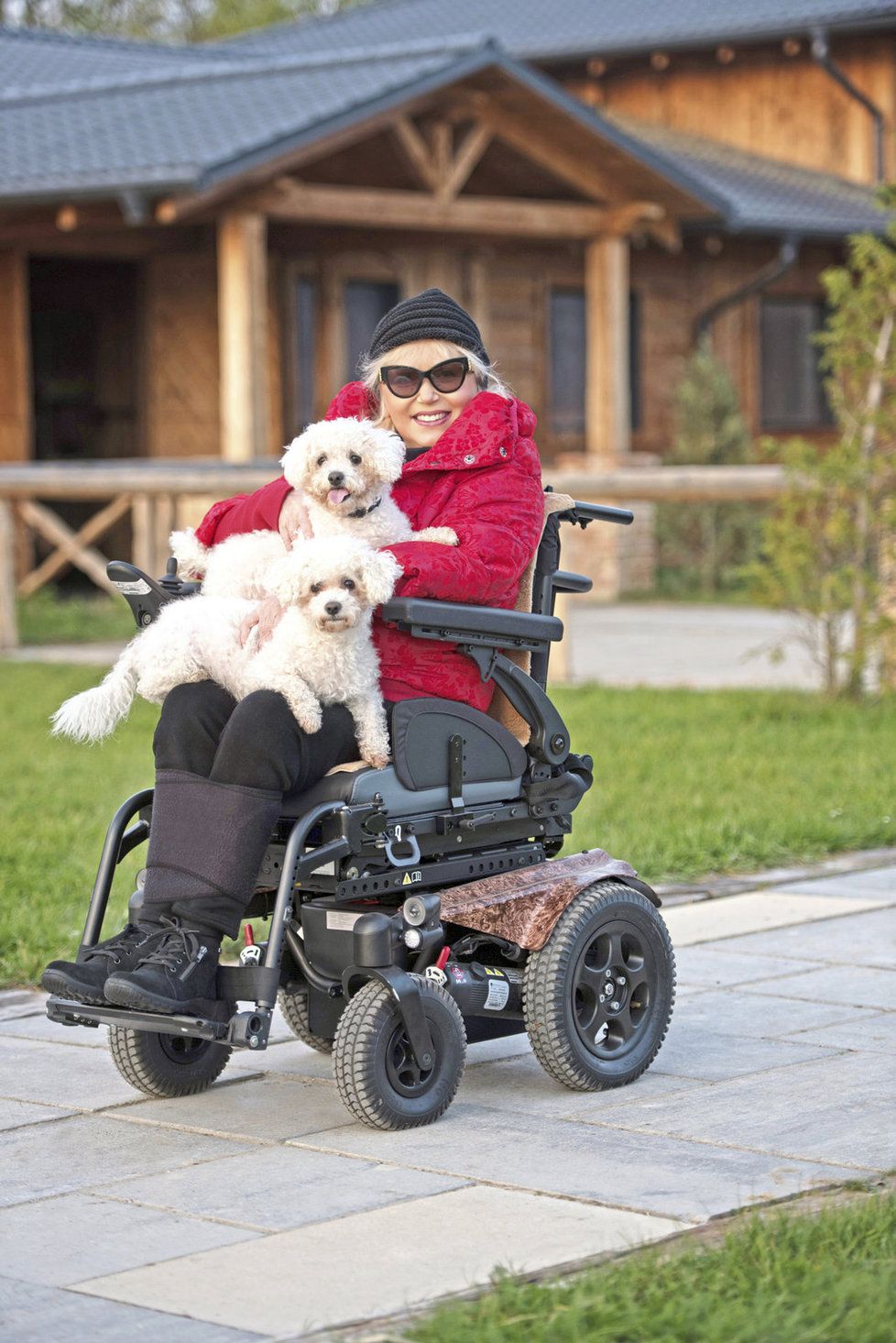 Marika využívá nový elektrický vozík i se svými pejsky – Láskou a Luckym.