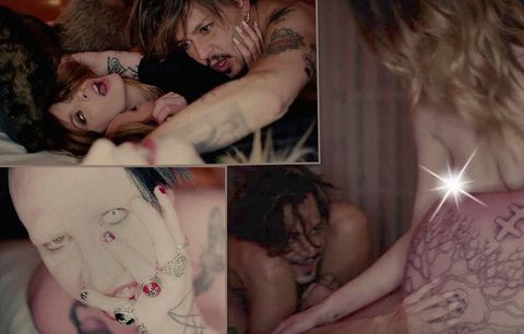Kamarádi Marilyn Manson a Johnny Depp to pořádně rozjeli: V novém videoklipu si to rozdali ve čtyřech