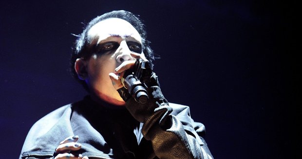 Manson se během koncertu několikrát převlékl.
