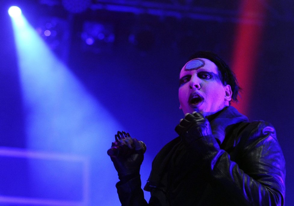 Marilyn Manson předvedl v Lucerně vystoupení, které nemělo šťávu.