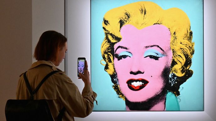 Slavný portrét portrét herečky Marilyn Monroe od Andyho Warhola se prodal v aukční síni Christie’s v New Yorku za 195 milionů dolarů (4,63 miliardy korun)