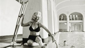 Překrásná Marilyn i přes bolest z vymknutého kotníku laškuje s dětmi u bazénu