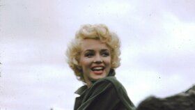 Marilyn Monroeová roku 1954 zaletěla zazpívat americkým vojákům v korejské válce.