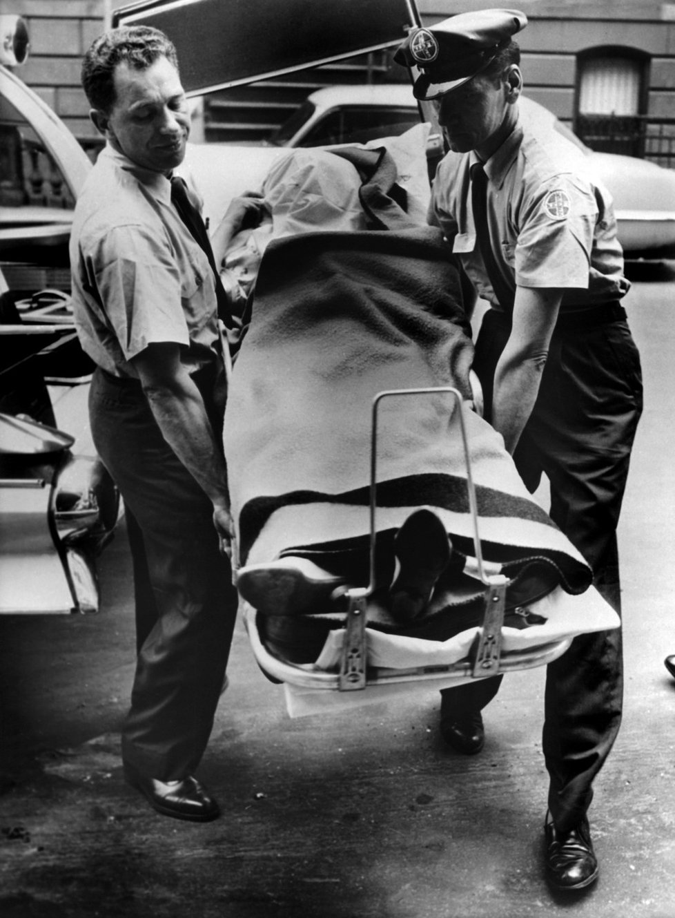 Tělo Marilyn nakládají do vozu k převozu do márnice