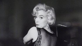Božská Marilyn v šatech, které jsou součástí výstavy.