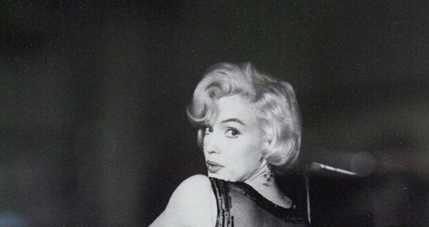 SOUTĚŽ STAŇ SE HVĚZDOU MARILYN MONROE Božská Marilyn v šatech, které jsou součástí výstavy.