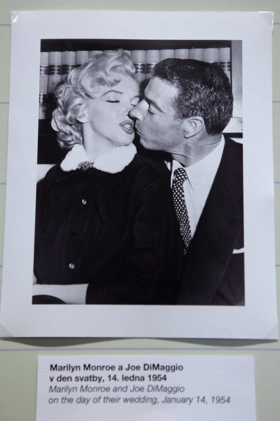 Marilyn a Joe DiMaggio v den jejich svatby. Psal se rok 1954.