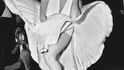 Bílé šaty Marilyn Monroeové, které jí ve slavné scéně z filmu Slaměný vdovec zvedá vzduch z větráku,  vydražil neznámý kupec za 4,6 milionu dolarů (100 miliónů korun).