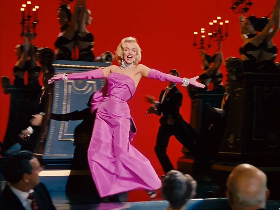 Zpěvačka a herečka legendární Marilyn Monroe v ikonických růžových šatech