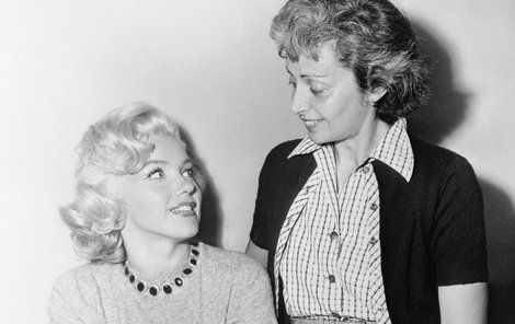 Marilyn se svou milenkou Natashou, která zemřela v roce 1964.