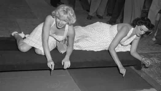 Marilyn se podepisuje do chodníku slávy