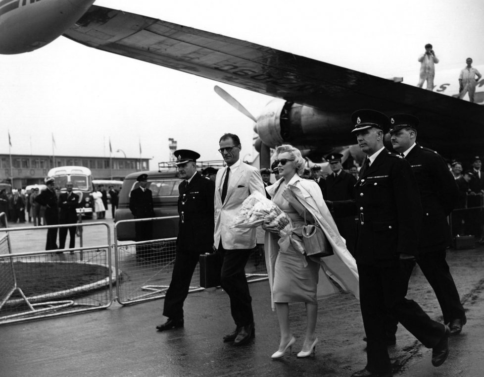 Marilyn Monroe a Arthur Miller při výstupu z letadla na londýnském letišti roku 1956