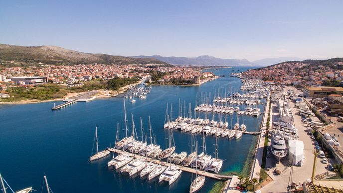 Kotviště Trogir se nachází na chorvatském ostrově Čiovo, nedaleko Splitu. Disponuje 232 kotvícími místy na moři a 114 míst na břehu. Součástí jsou dílny na opravu a údržbu jachet.