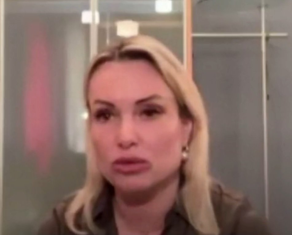 Marina Ovsjannikovová, která v živém vysílání ruské státní televize protestovala proti válce