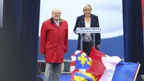 Francouzská nacionalistická strana Národní fronta pozastavila členství svému spoluzakladateli a dlouholetému předsedovi Jean-Marie Le Penovi. Ten svou dceru, která je předsedkyní, označil za zrádkyni.