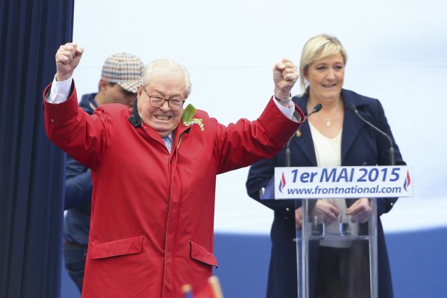 Francouzská nacionalistická strana Národní fronta pozastavila členství svému spoluzakladateli a dlouholetému předsedovi Jean-Marie Le Penovi. Ten svou dceru, která je předsedkyní, označil za zrádkyni.