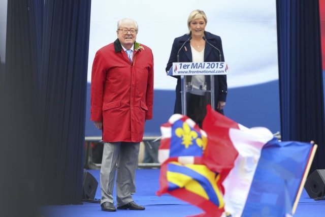 Francouzská nacionalistická strana Národní fronta pozastavila členství svému spoluzakladateli a dlouholetému předsedovi Jean-Marie Le Penovi. Ten svou dceru, která je předsedkyní, označil za zrádkyni.