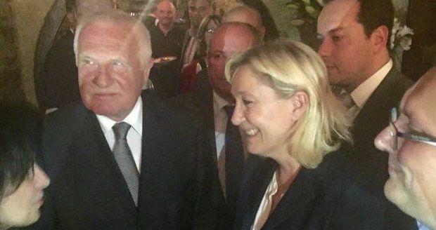 5 skandálů kolem Marine Le Pen, která přiletěla na pivo s Klausem i Okamurou a přednášet