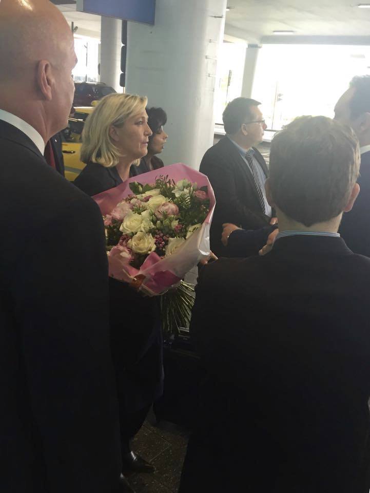 Marine Le Pen na letišti vítal šéf OK strany Jiří Janeček.