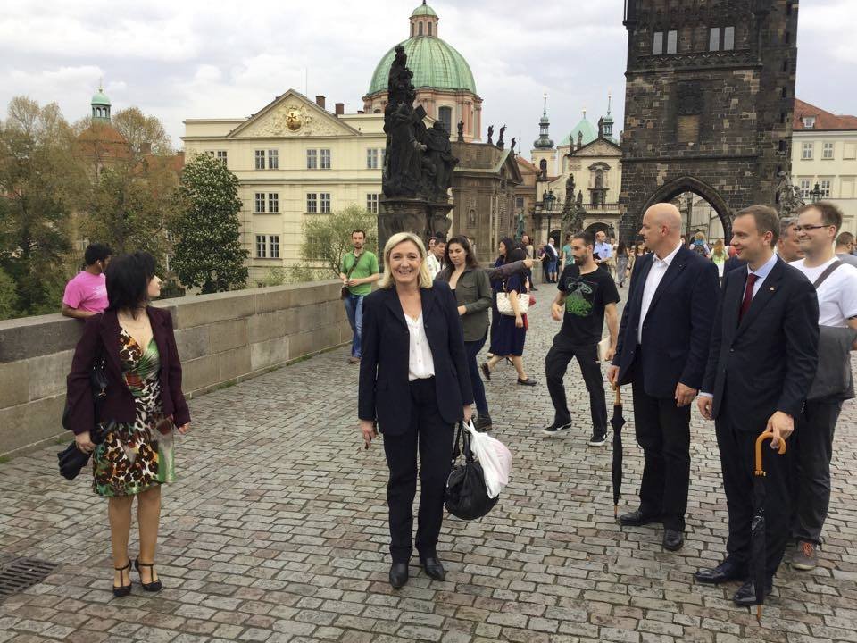 Marine Le Pen při návštěvě Prahy na Karlově mostě.