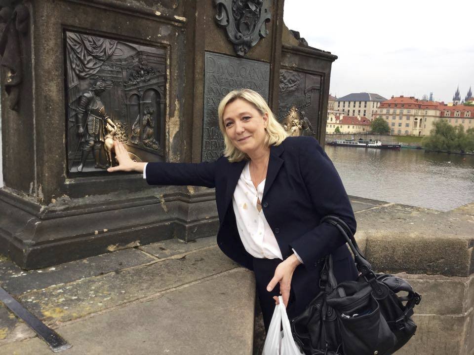 Marine Le Pen při návštěvě Prahy na Karlově mostě.