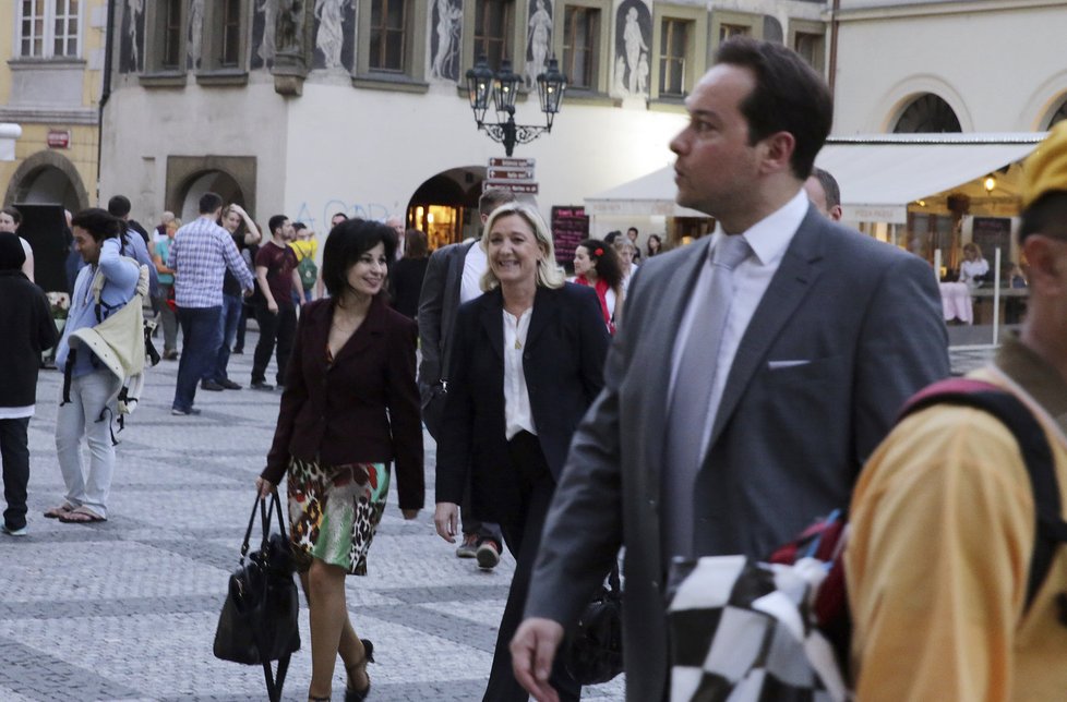 Marine Le Pen při návštěvě Prahy na Staroměstském náměstí.