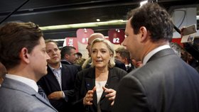 Prezidentská kandidátka Marine Le Penová v kongresovém centru v Paříži, kde došlo k incidentu ochranky s reportérem.