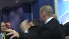 Francouzského reportéra vyvádí ochranka z blízkosti prezidentské kandidátky Marine Le Penové.
