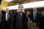 Marine Le Pen u soudu rozdávala úsměvy na všechny strany.