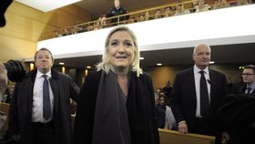 Marine Le Pen u soudu rozdávala úsměvy na všechny strany.