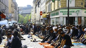 Francouzští muslimové při modlitbě