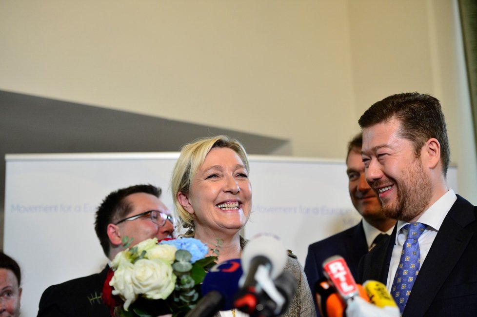 Marine Le Penová s Tomiem Okamurou.