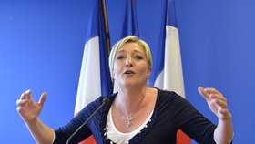 Le Pen si zlomila páteř, když sekala trávník a spadnula do bazénu