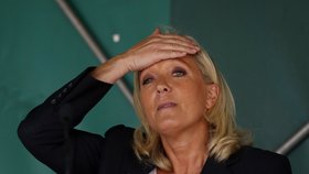 Předsedkyně krajně pravicové Národní fronty Marine Le Pen přišla o řidičák.