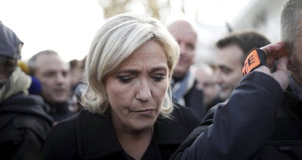 Le Penová ukázala, jak ISIS řeže Američanovi hlavu. Brusel ji zbavil imunity
