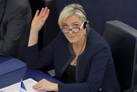 „Zábava skončila,“ hřímá Le Penová. Dětem uprchlíků bez povolení zakáže školu