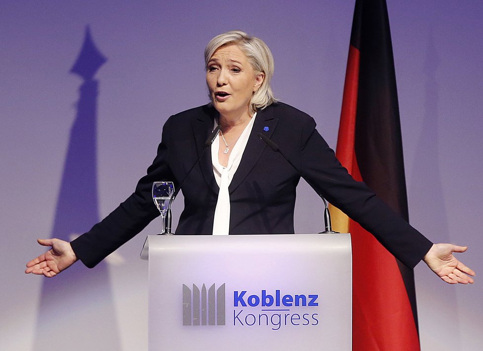Marine Le Penová na konferenci v německé Koblenci
