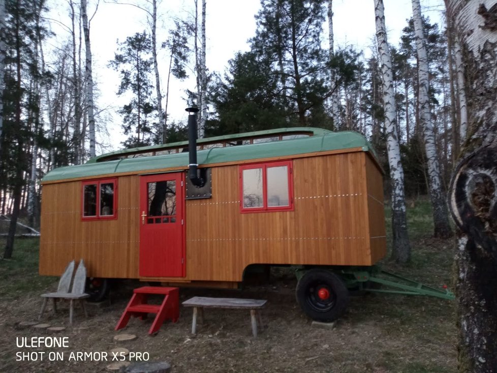 Mladá rodina rekonstruovala sto let starou maringotku přímo od světských.