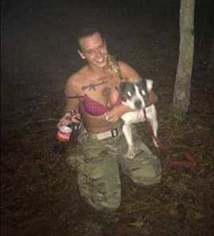 Vojenská veteránka Marinna Rollins s pitbullem krátce před činem