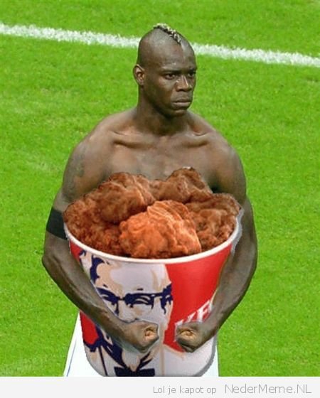 Mario Balotelli a kyblík plný kuřecích dobrot