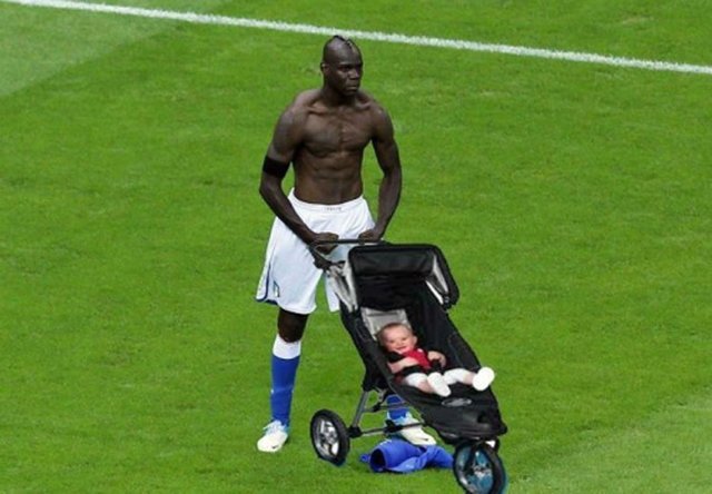 Mario Balotelli jako zodpovědný otec?