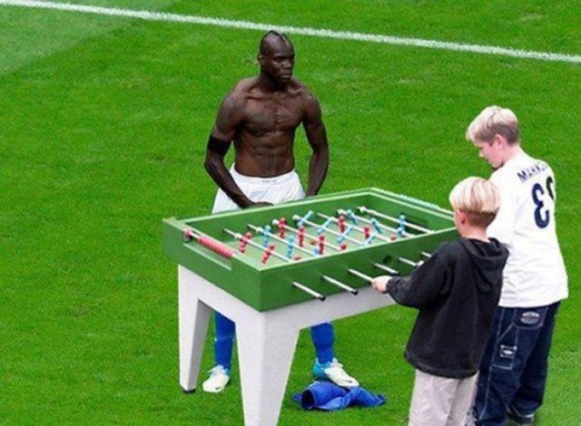 Mario Balotelli je veselý a hravý. Pardon, vlastně pouze hravý