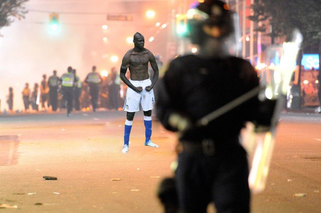 Mario Balotelli jako neohrožený předvoj demonstrantů