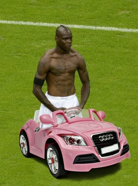 Drsňák Balotelli a jeho nová kára