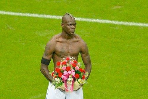 Mario Balotelli je zjevem drsňák, ale povahou romantik. Alespoň podle této koláže. Řekli byste to do něj?