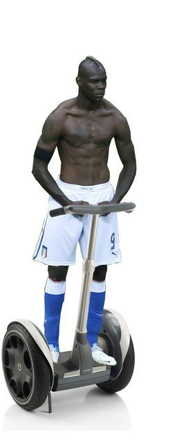 Balotelli a reklama na vozíky Segway