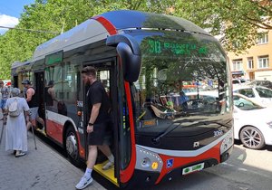 První dva trolejbusy s označením Mario, které poskládali dělníci a technici ve vozovně brněnského dopravního podniku v Komíně, vyjely do ulic Brna.