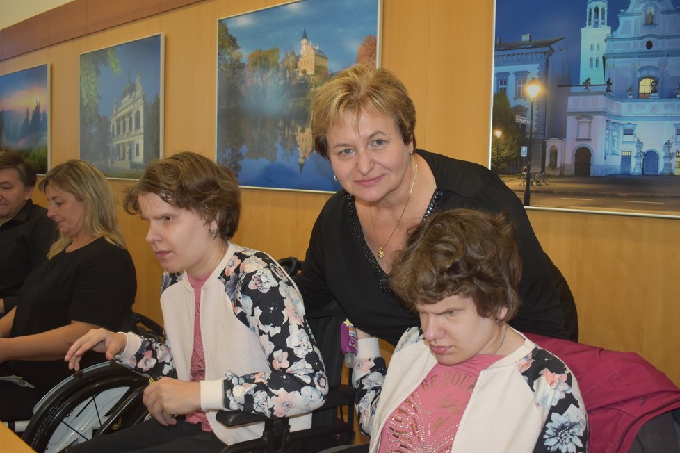 Obětavá péče Jany Jasparové o dnes již dospělé postižené dcery-dvojčata je hodna obdivu.